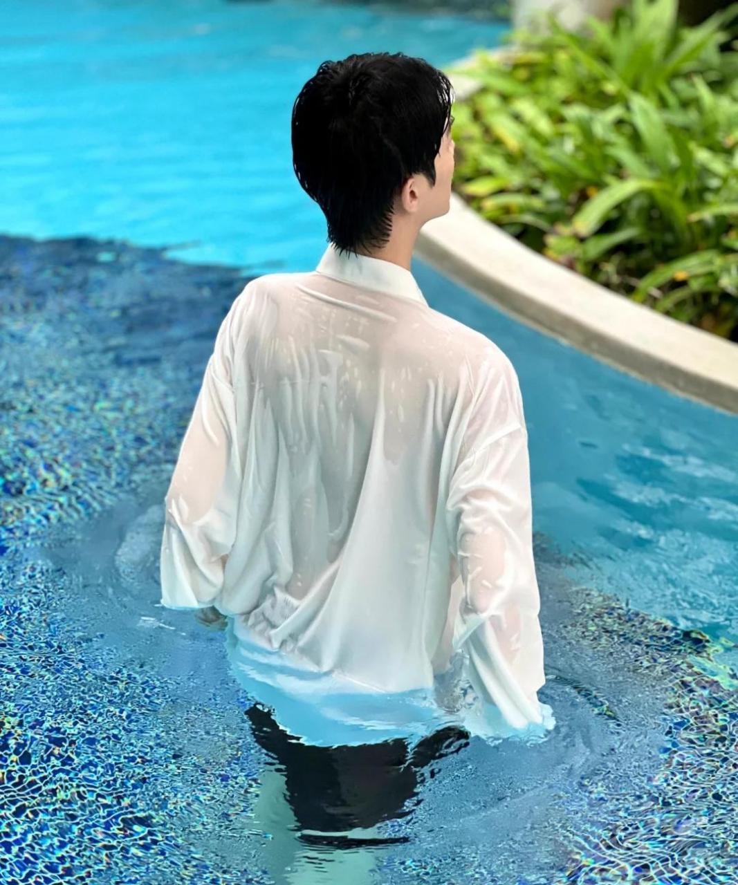 第一次见穿衣服游泳的! #趣图搞笑