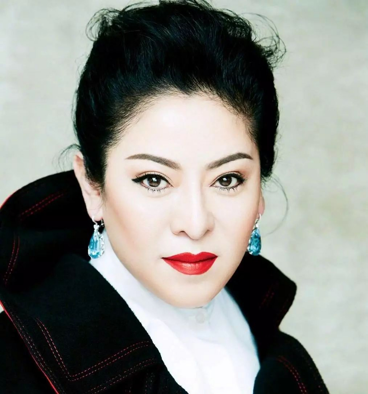 关之琳与向华强拍戏时的绯闻被传出后,向太陈岚只好找到了关之琳,然而