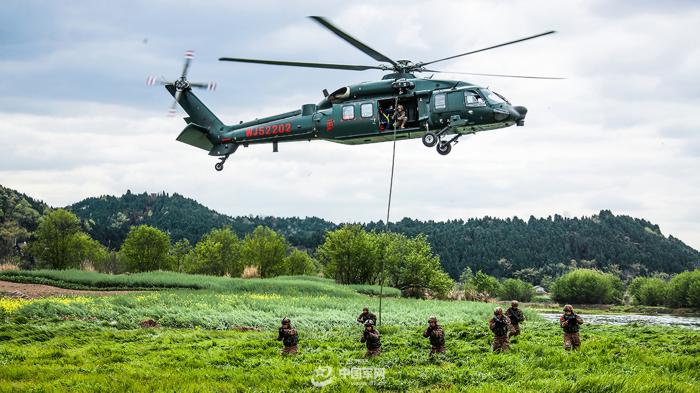 武警第二机动总队某支队开展直升机索降训练(摄影:高泽彬)