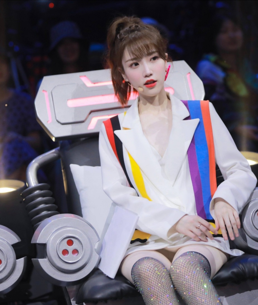 江苏卫视主持人张纯烨日常照片,不得不说,人家这颜值和气质,丝毫不输