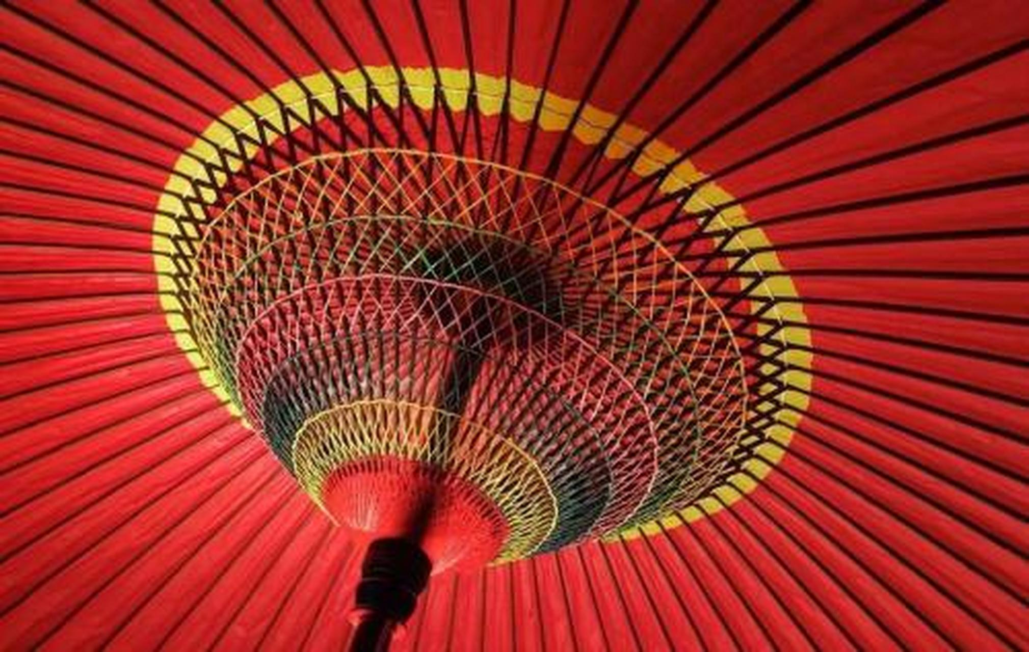 据泸州史学界的广泛说法:分水岭油纸伞工艺的使用和传承,至少可以上溯