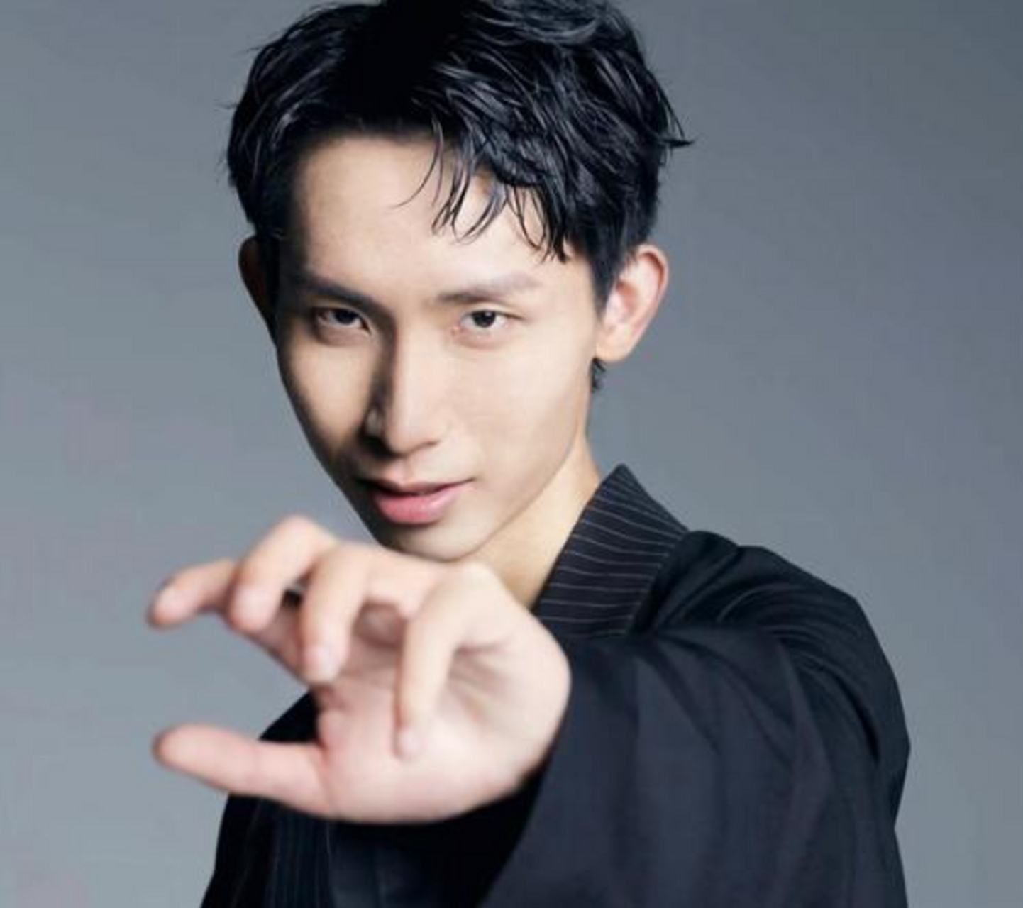 被梦泪的帅气所折服.