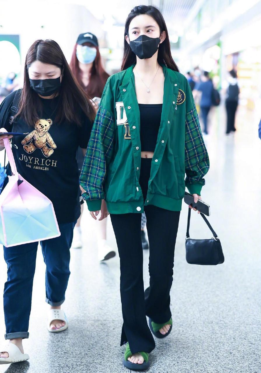 孟子义现身长沙机场,穿绿色外套脚踩拖鞋,口罩遮面难挡精致美颜