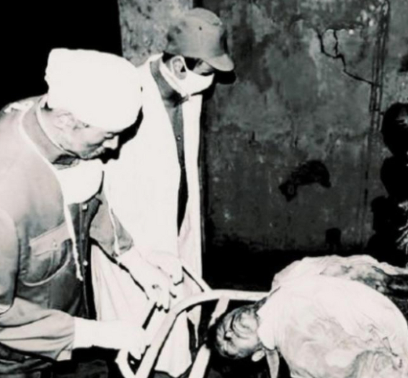 一位日军731部队中的军医意外感染鼠疫之后被队友当场解剖