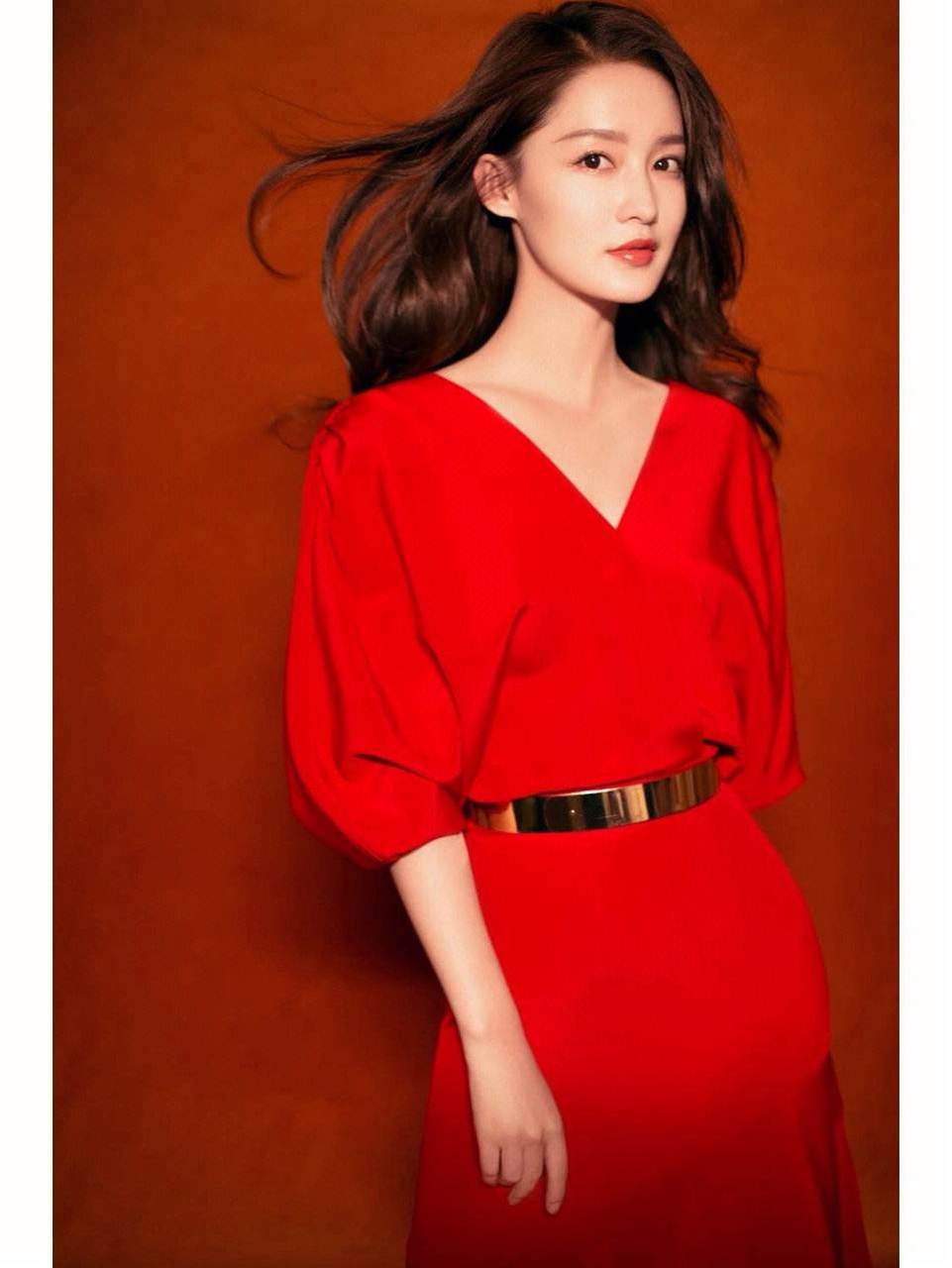 李沁穿上了一袭红衣 在镜头前轻盈地舞动 红色的裙摆飘起,像火焰野沣