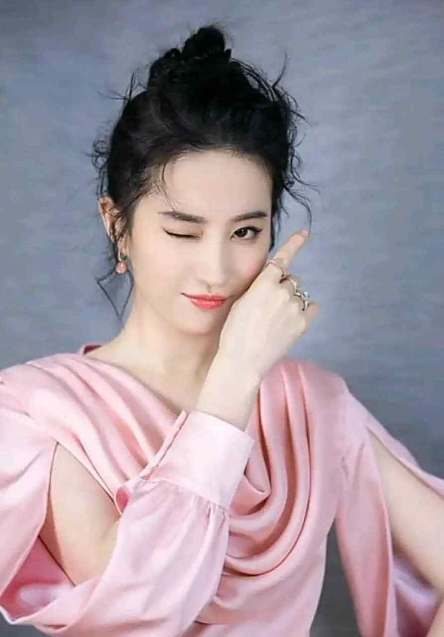 很漂亮的刘亦菲,闭起眼睛都是这么的好看,坐着文文静静,妥妥的一个