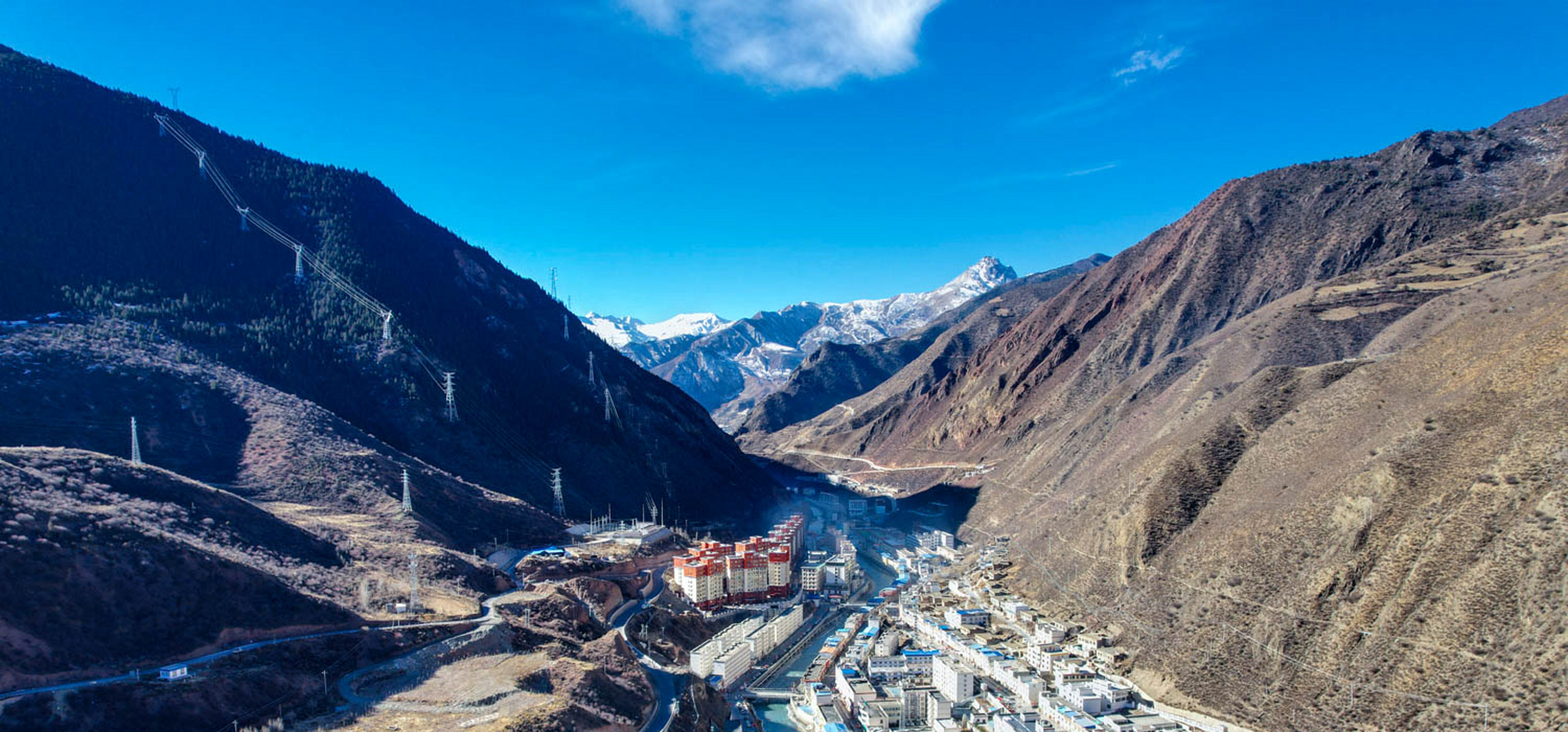 这座小城名为边坝,隶属西藏自治区的昌都市,位于昌都市的西部,念青