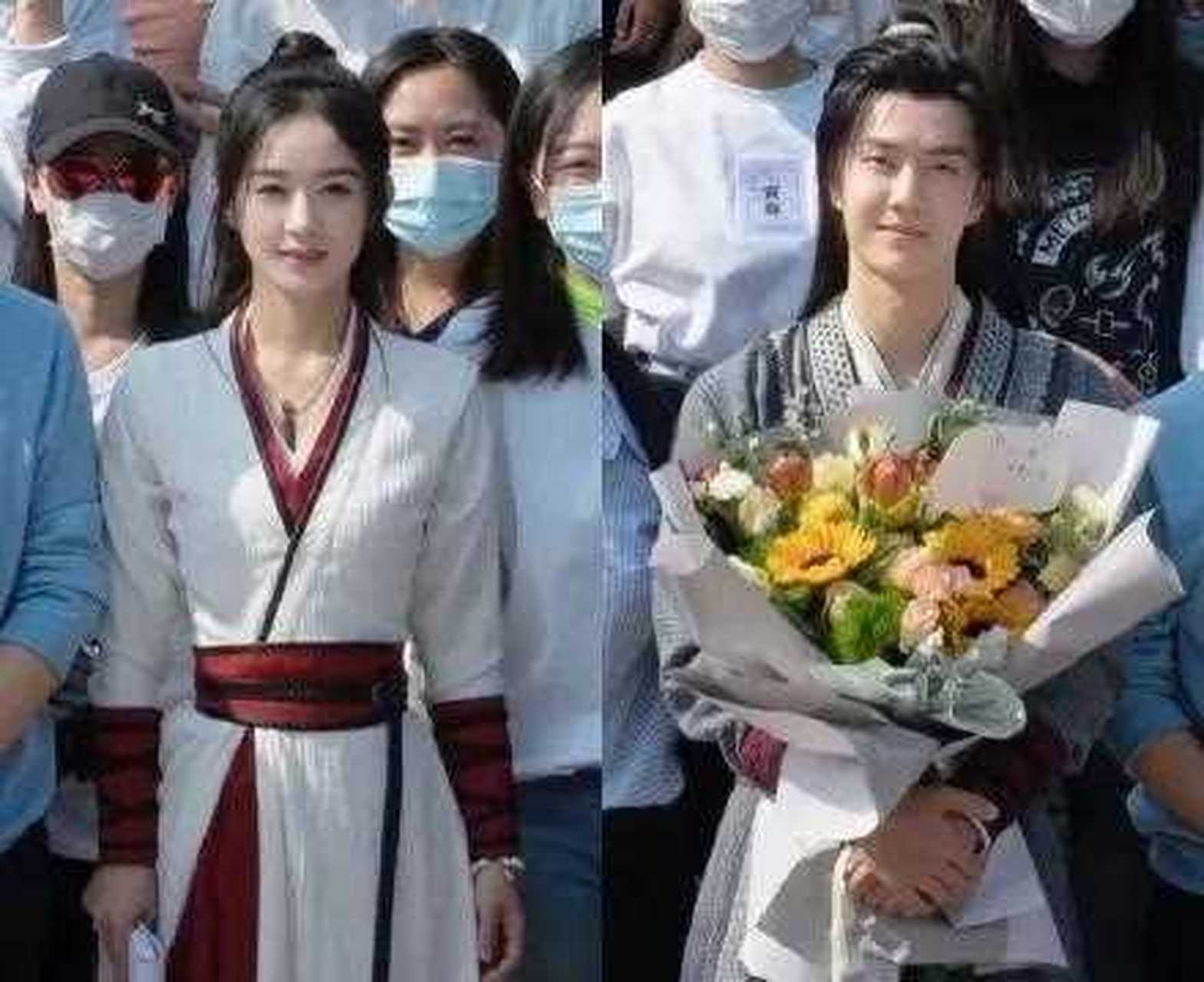 《有翡》杀青照曝光,赵丽颖温柔甜笑,王一博捧着鲜花帅气比耶.