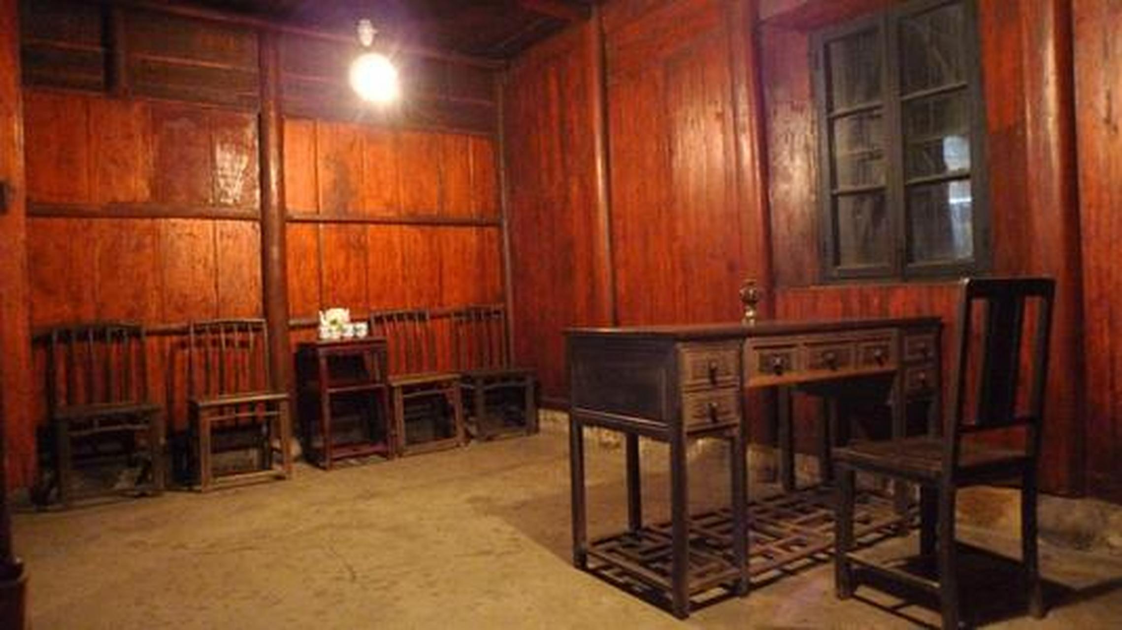 走进京汉铁路总工会旧址,迎面一方天井,左右两侧是木雕窗棂的房间.