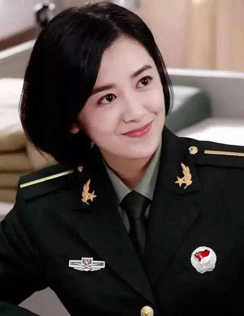 今天我们一起来看看,石安妮穿军装,看看漂亮不漂亮呢?有没有喜欢的呢?