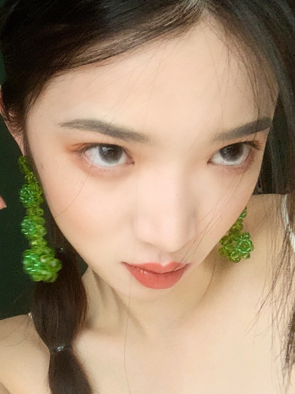 眼影:urban decay heat,感觉亚洲人还是不太适合太飘的颜色,选粮鲻