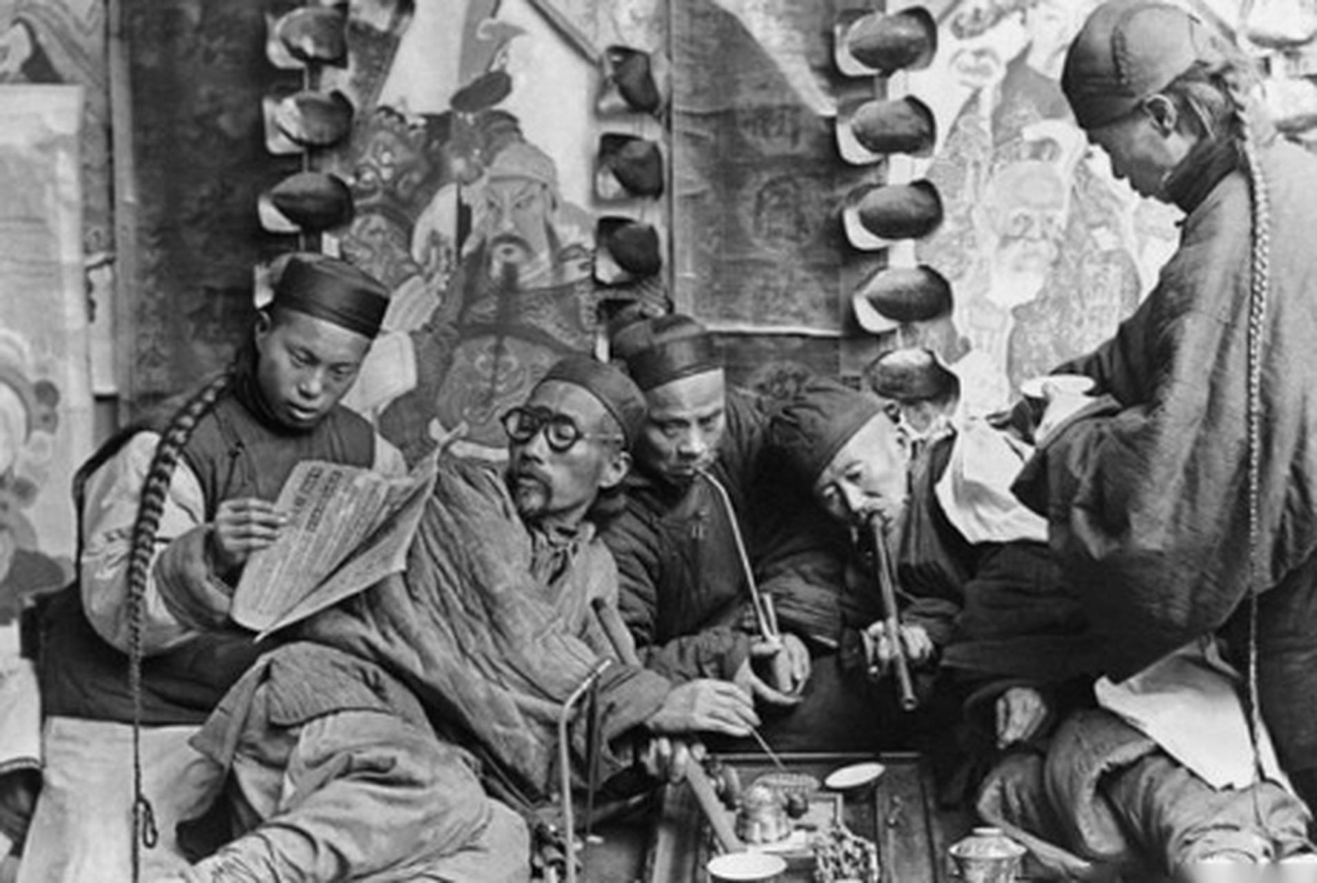 清末人们围在一起抽大烟,像极了现代人玩手机