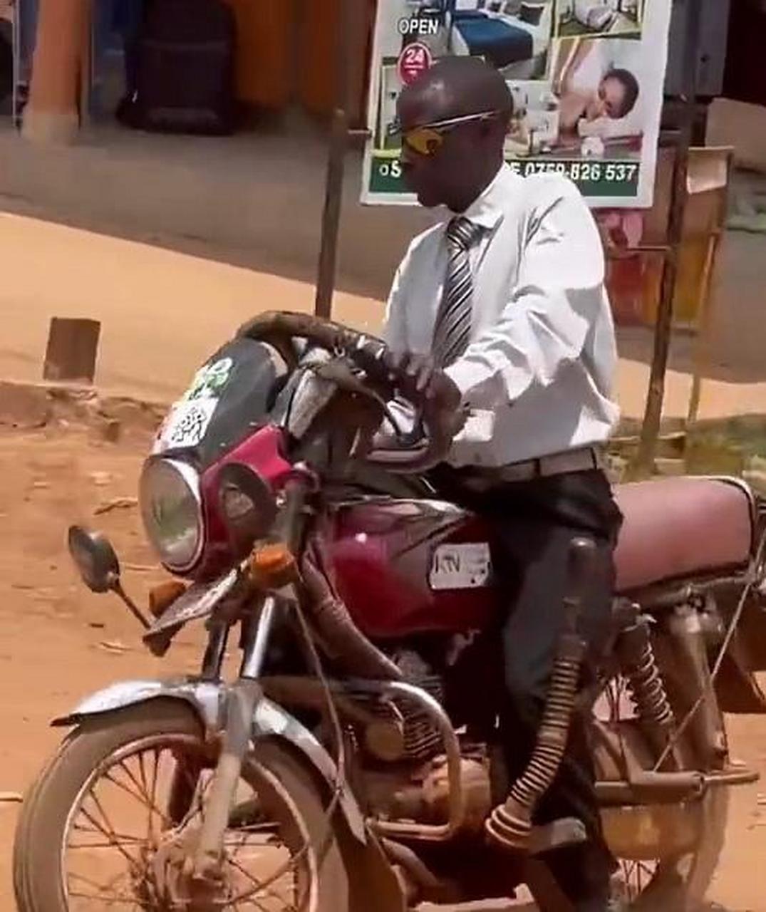 这是什么高级摩托车,不但有方向盘,而且还有档把?