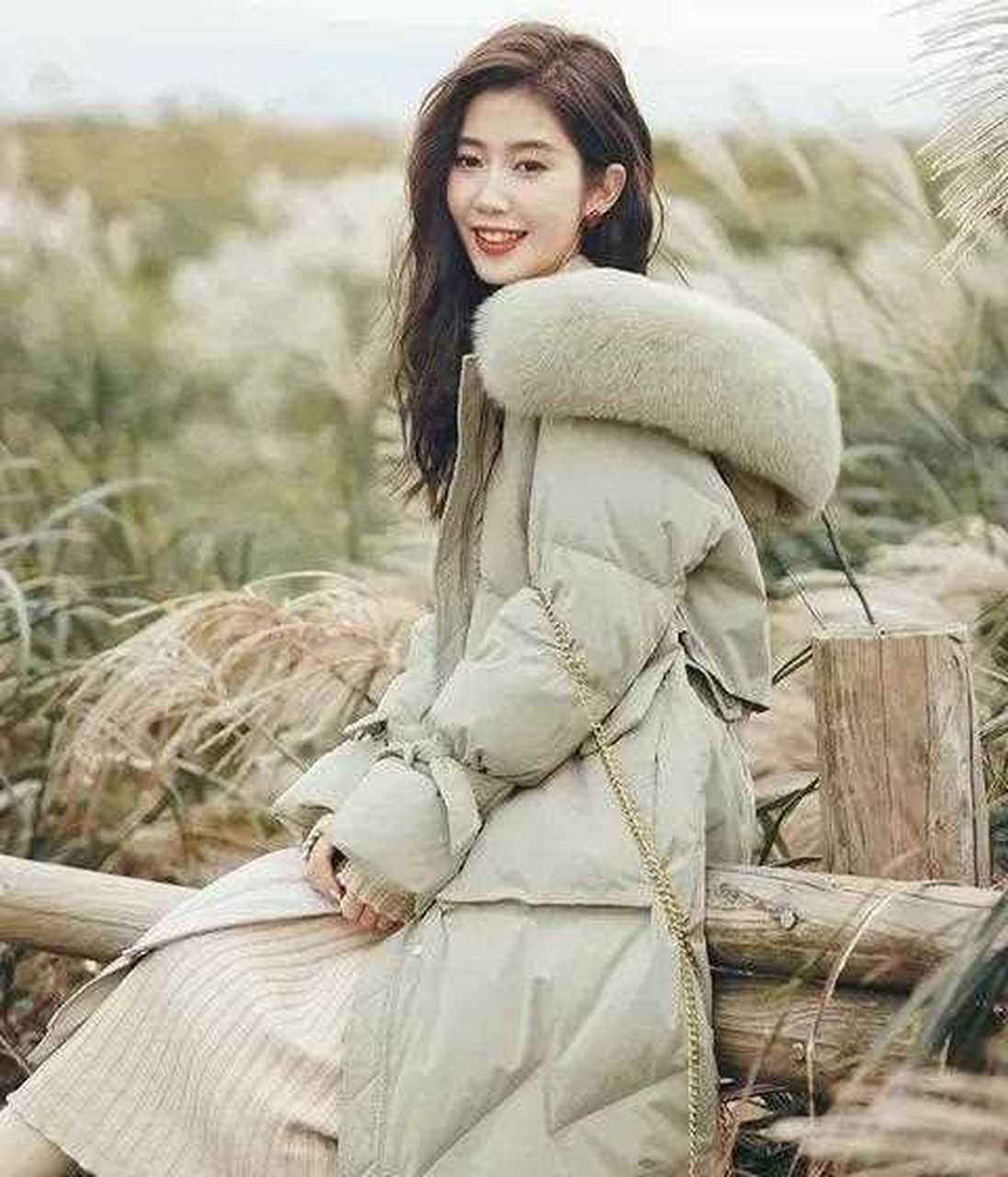豆绿色羽绒服 搭配什么颜色的毛衣裙好看?