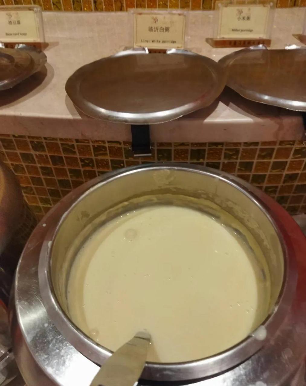 工作人员建议我再尝尝他们酒店的临沂白粥