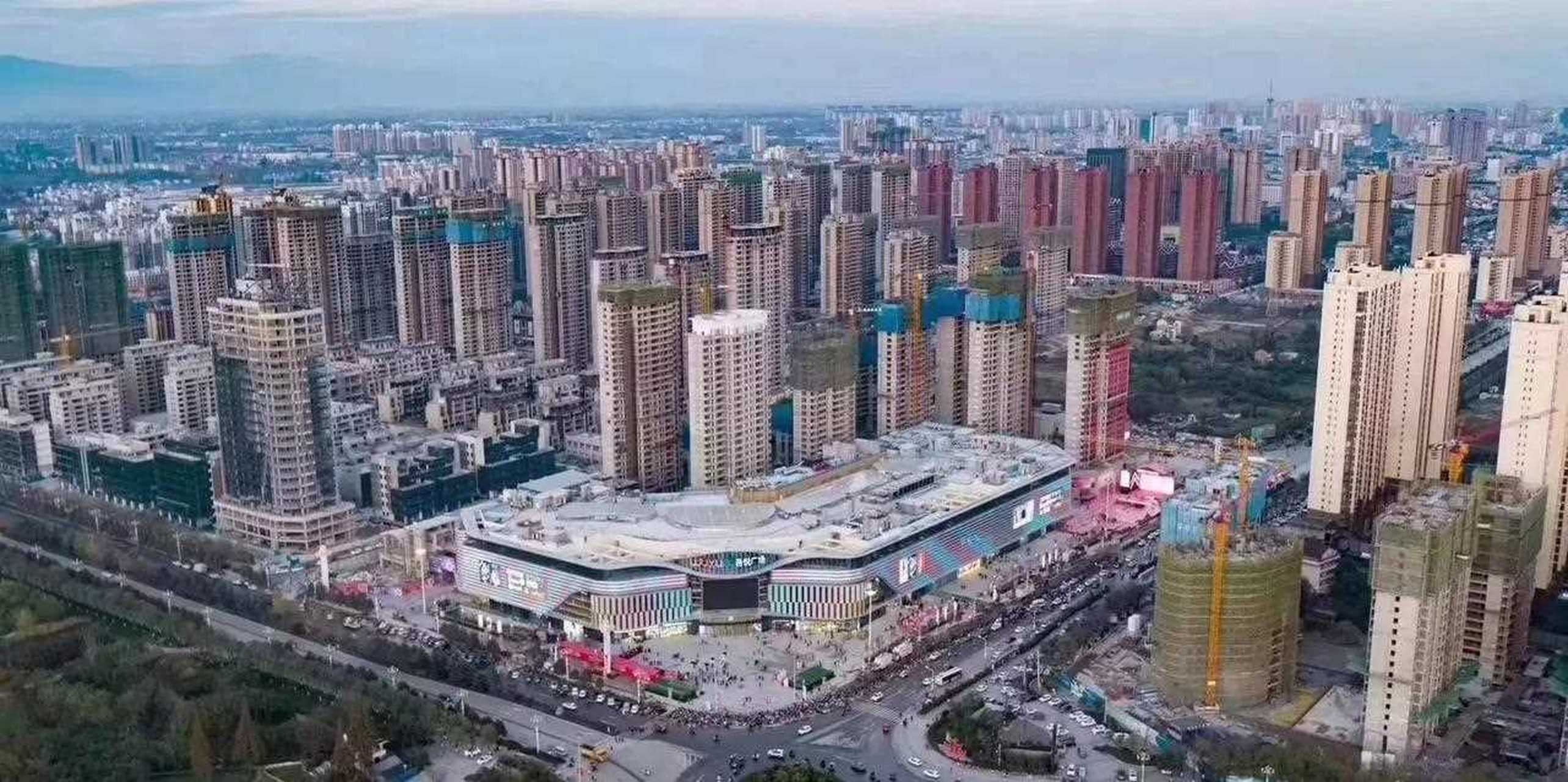 鸟瞰汉中滨江新区,一排排高楼拔地而起,17年龙岗大桥东头还是一片长满