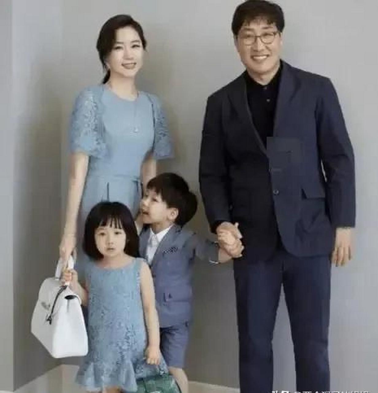 已经五十多岁的李英爱一点都看不出岁月的痕迹,一对双胞胎儿女典型的