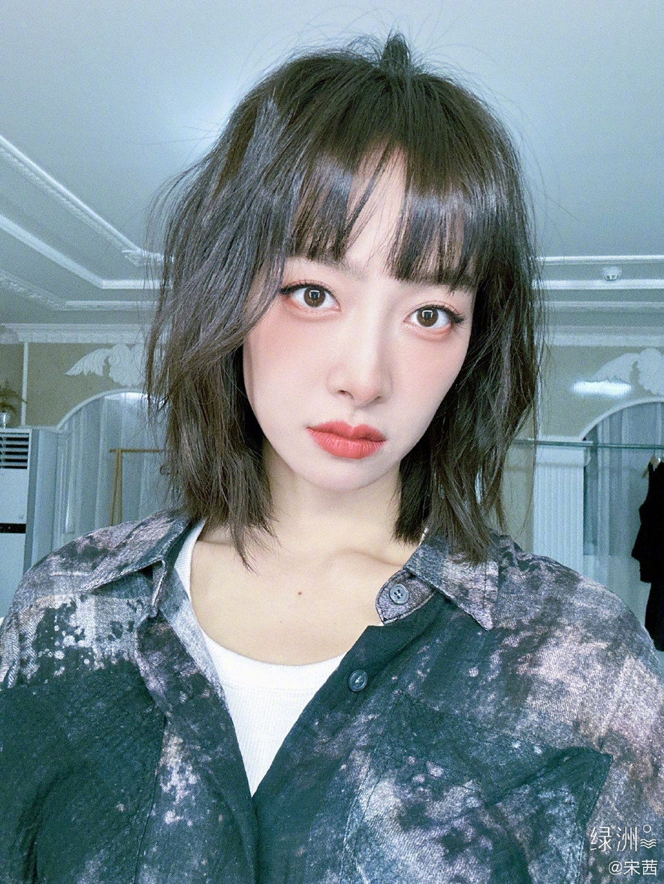 宋茜晒新发型营业自拍照,她头发剪短留齐刘海超显小,粉丝齐呼梦回fx