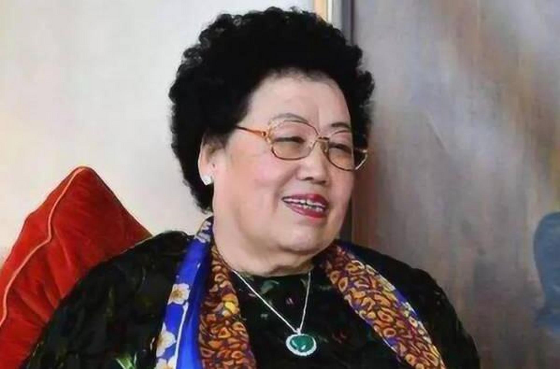 有一天,迟重瑞试探着问他的妻子陈丽华:"董事长,我想要孩子.