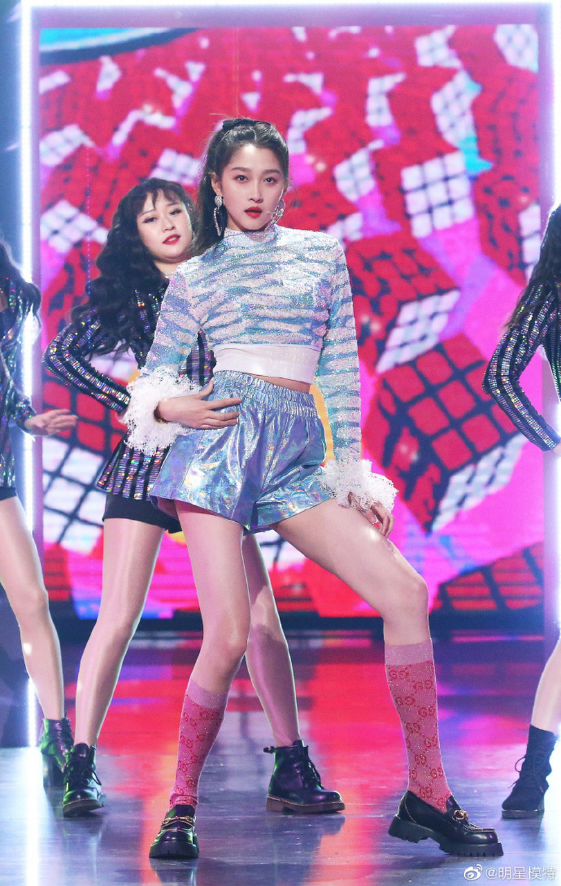 小彤火辣热舞  #关晓彤# 676767袜子很有个性