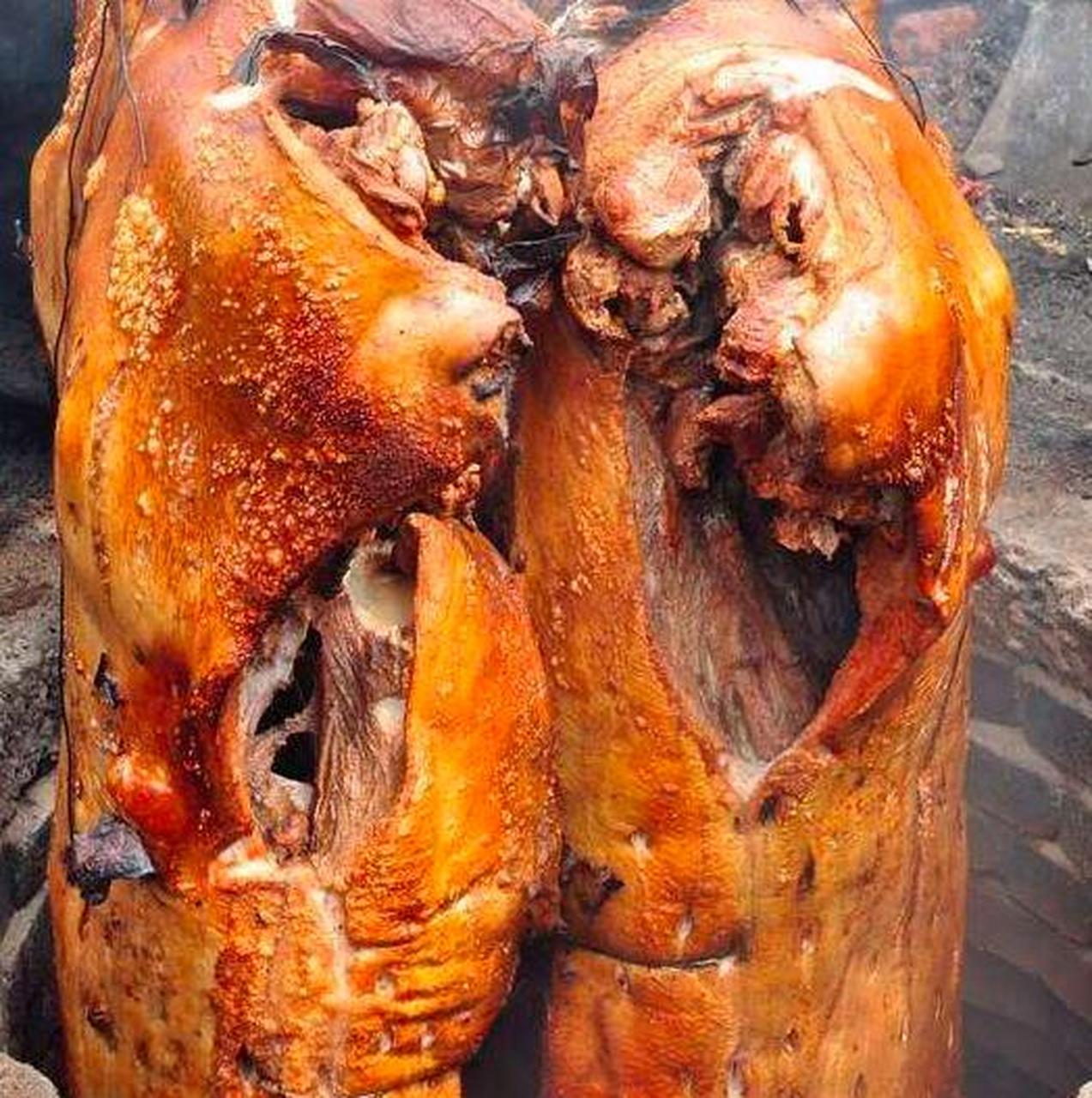 济南章丘烤猪,用的是整个的猪烤,挖的是地炉,有木碳炉,烤出来的肉别是