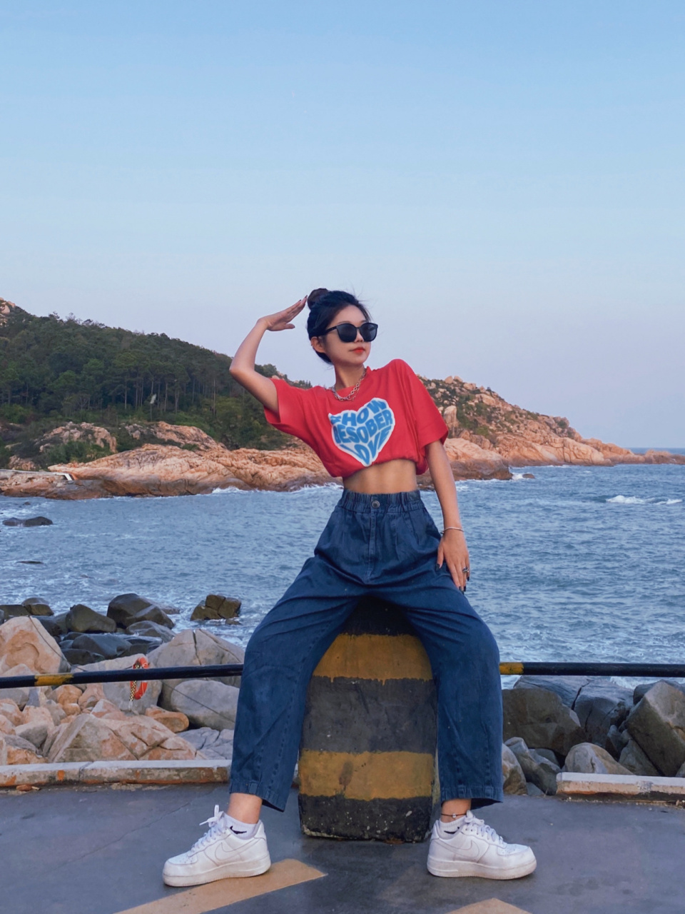 海边拍照姿势 复古校园穿搭 夏天和朋友去海边拍照 学好仰拍天空这个