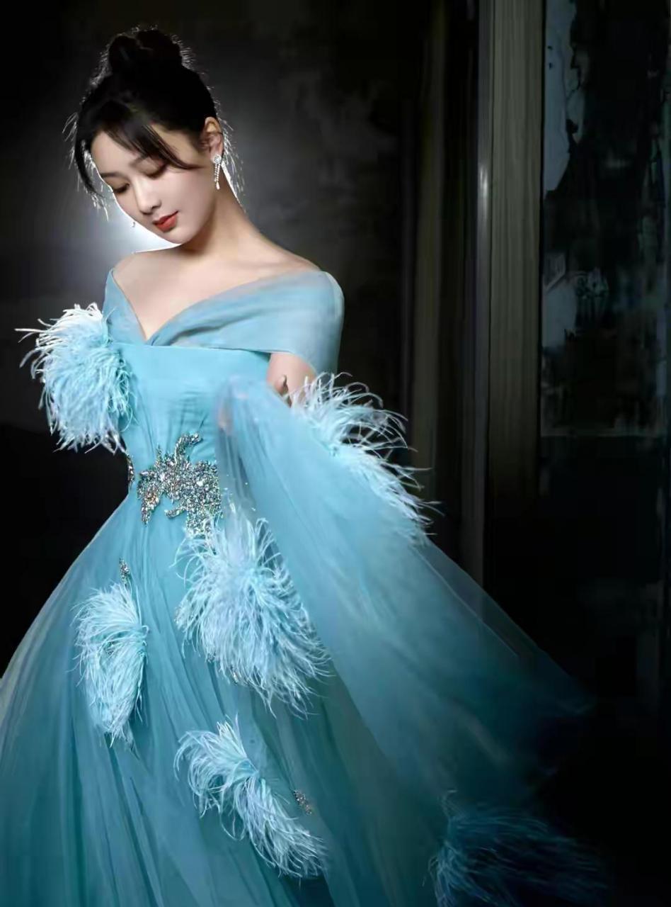 网友:杨紫写真,一袭蓝色纱裙,高雅秀丽,清纯动人 #趣图搞笑