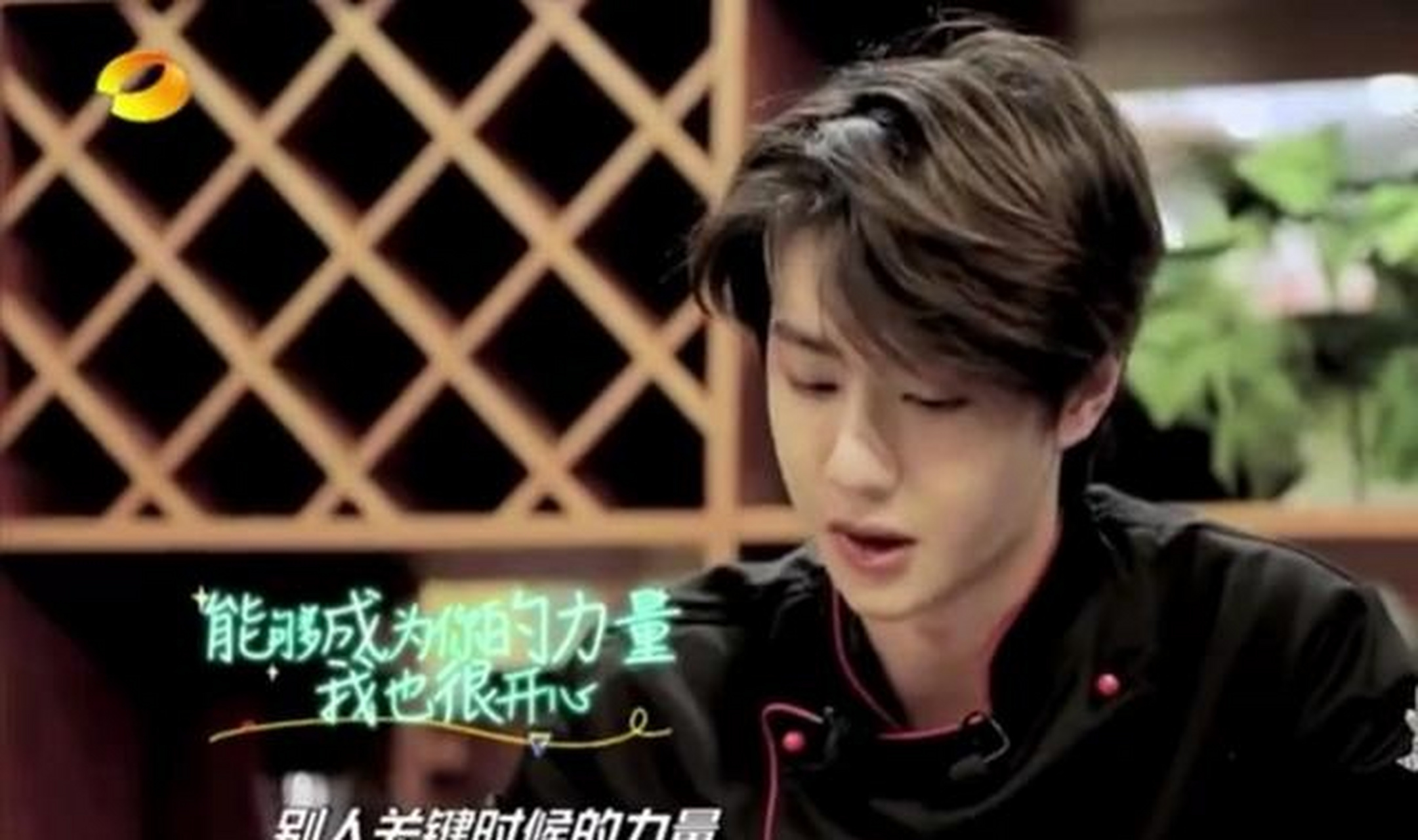 而青年节这天也是王一博兑现承诺的日子,他亲手为李莎做了一份卤粉.