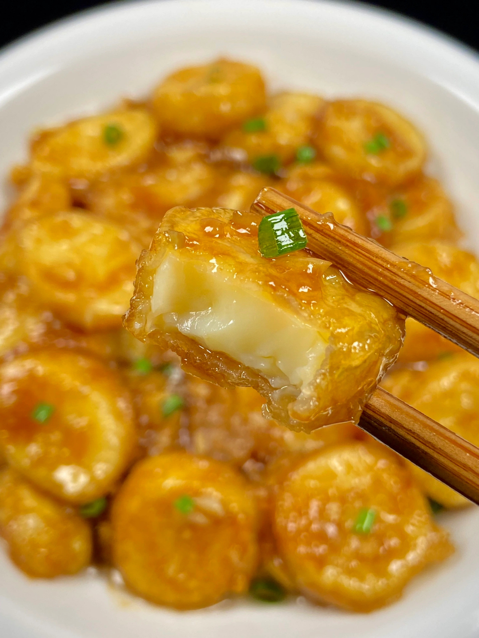 每块外酥里嫩的豆腐裹满了浓郁的酱汁,酸甜开胃,味道真的绝了!