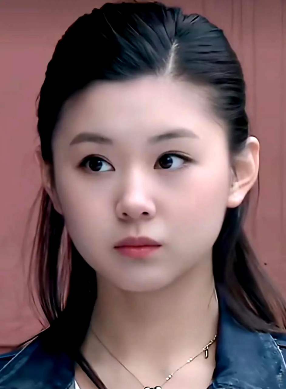 她拥有娃娃脸,让人感觉她一直像个小孩子.