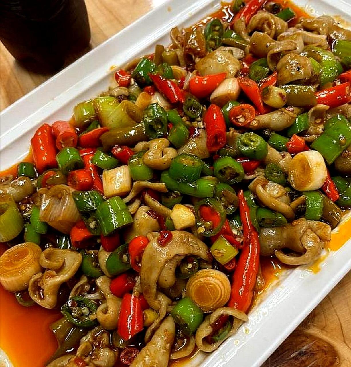 尝试跟女朋友一起学习四川菜的烹饪技巧,让辣味更加适合自己的口味.