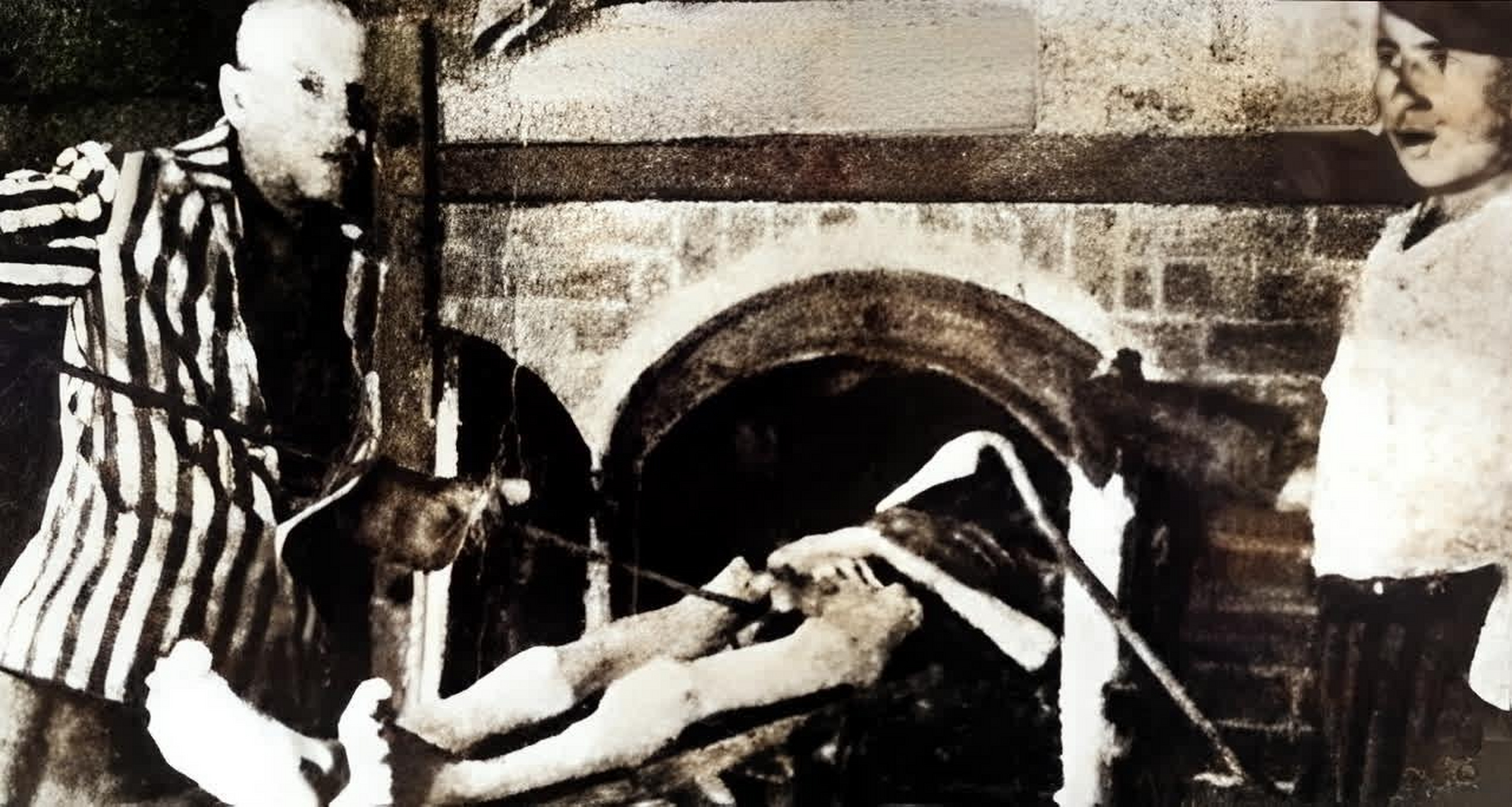 1944年,在一幕纳粹集中营的恐怖事件中,一名犹太人的尸体躺在一个临时