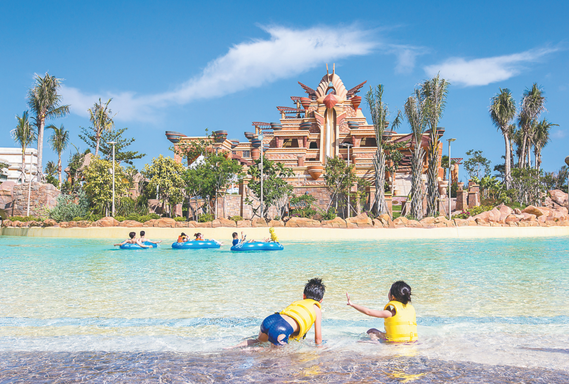 三亚海棠湾的亚特兰蒂斯水世界,占地20万平方米,共有35个项目供游客