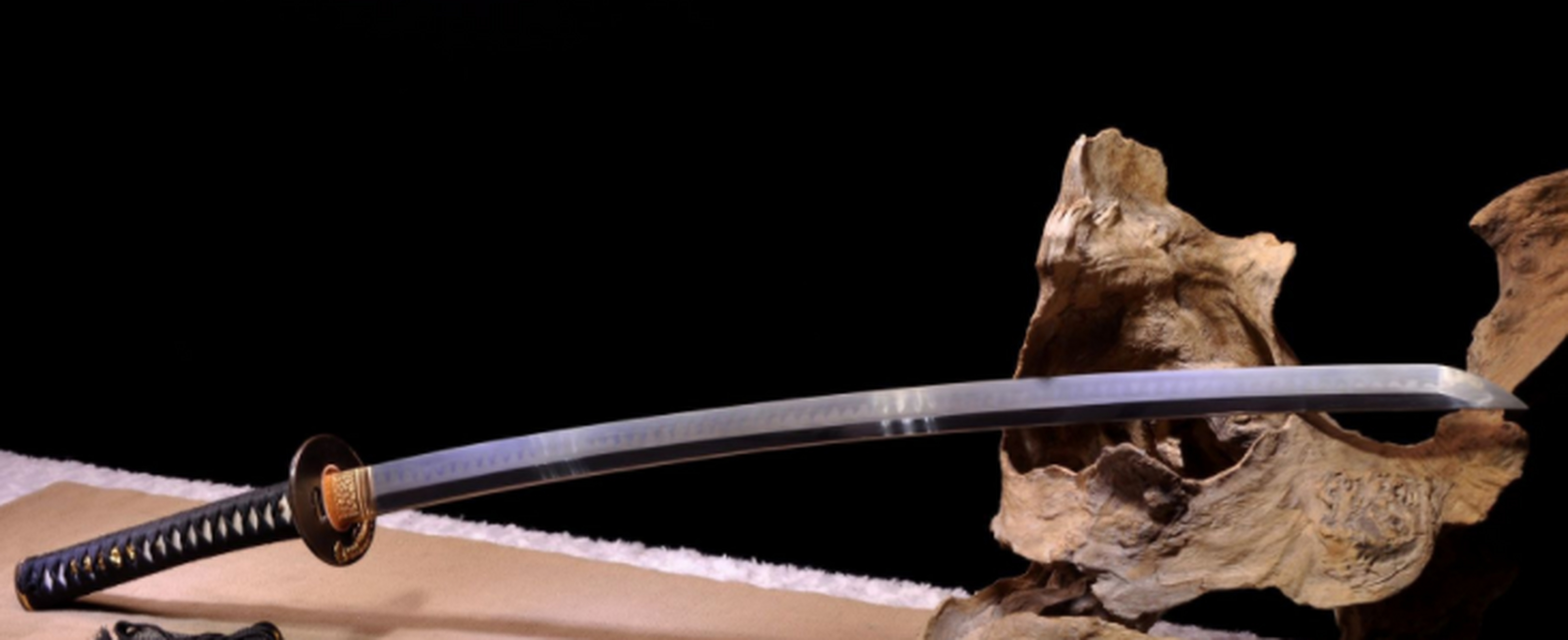 收藏# 名称:天丛云剑 规格:全长103cm 刃长71cm 柄长26cm 刃宽3.