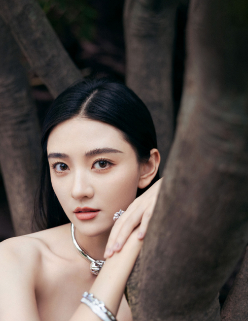 梁洁这一身粉色芭比抹胸阔腿裤,粉扑扑的甚是可爱.