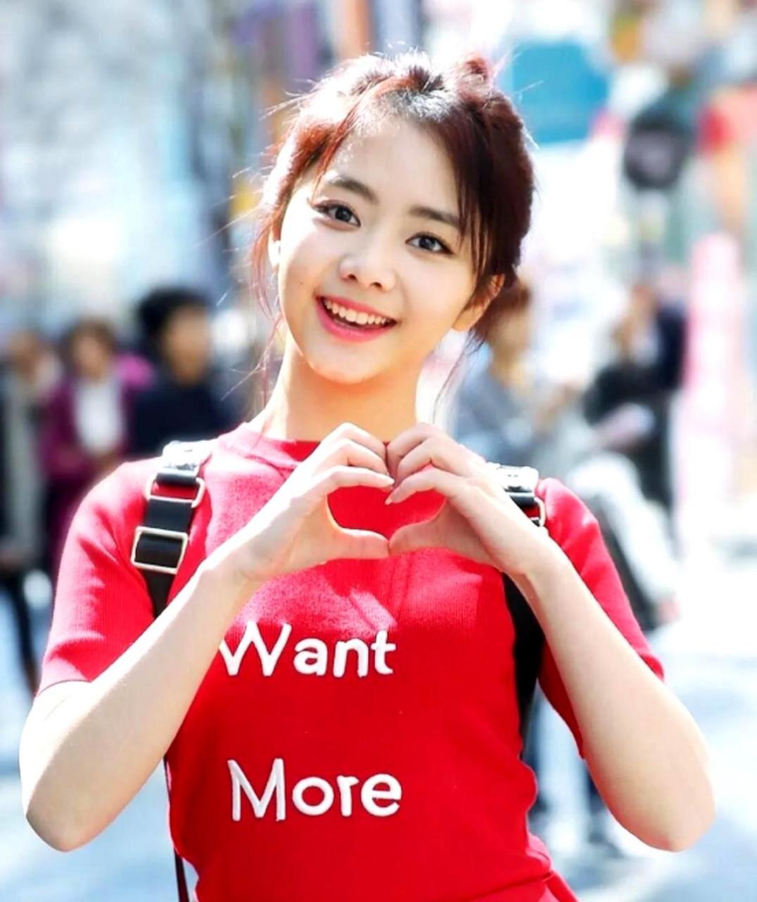 谭松韵小时候不仅脸圆,还有双下巴,现在依然保持着娃娃脸,显得年轻