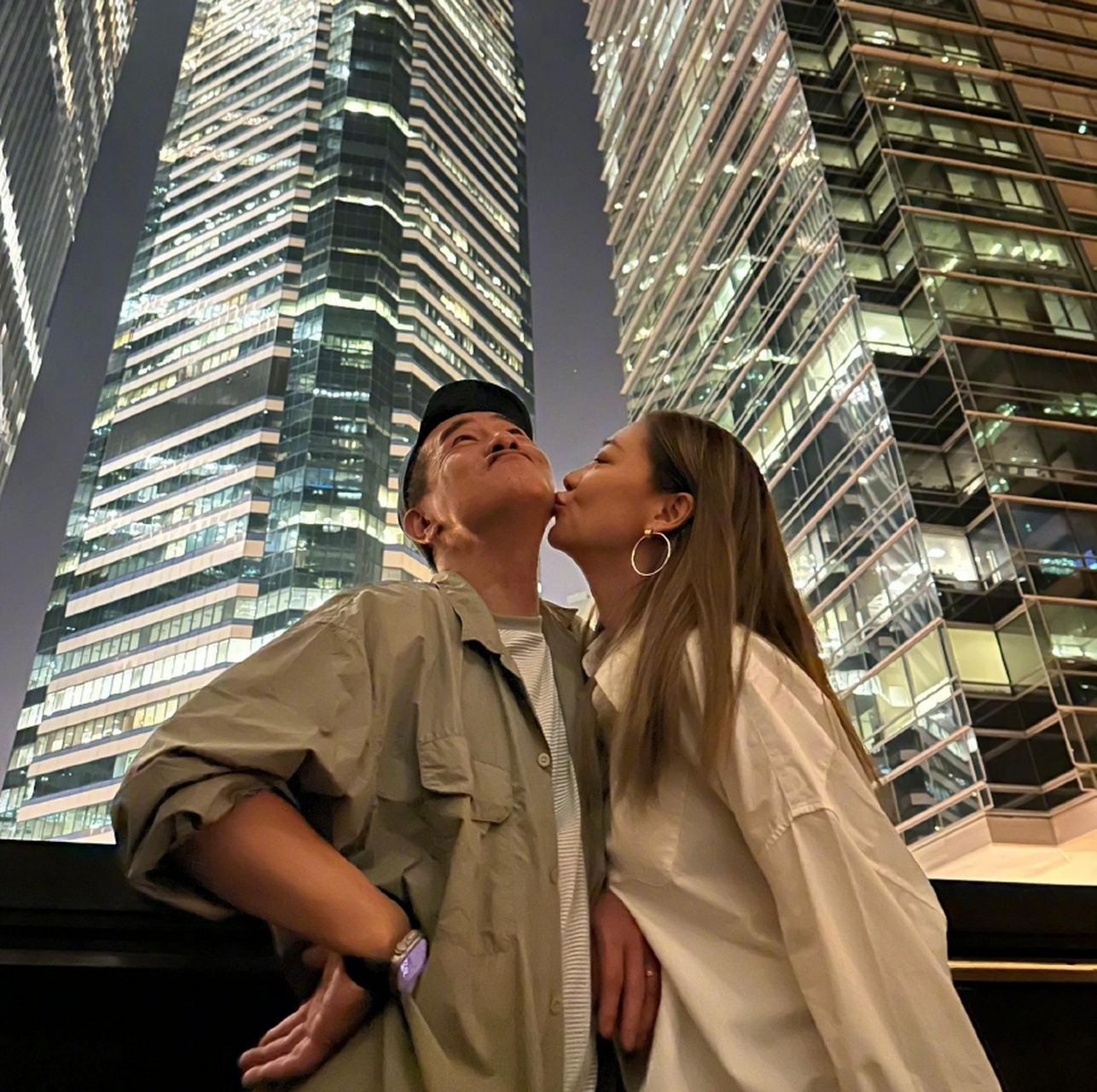 反问网友是"00后吧"】  应采儿在微博晒出亲吻陈小春的恩爱照,并发文