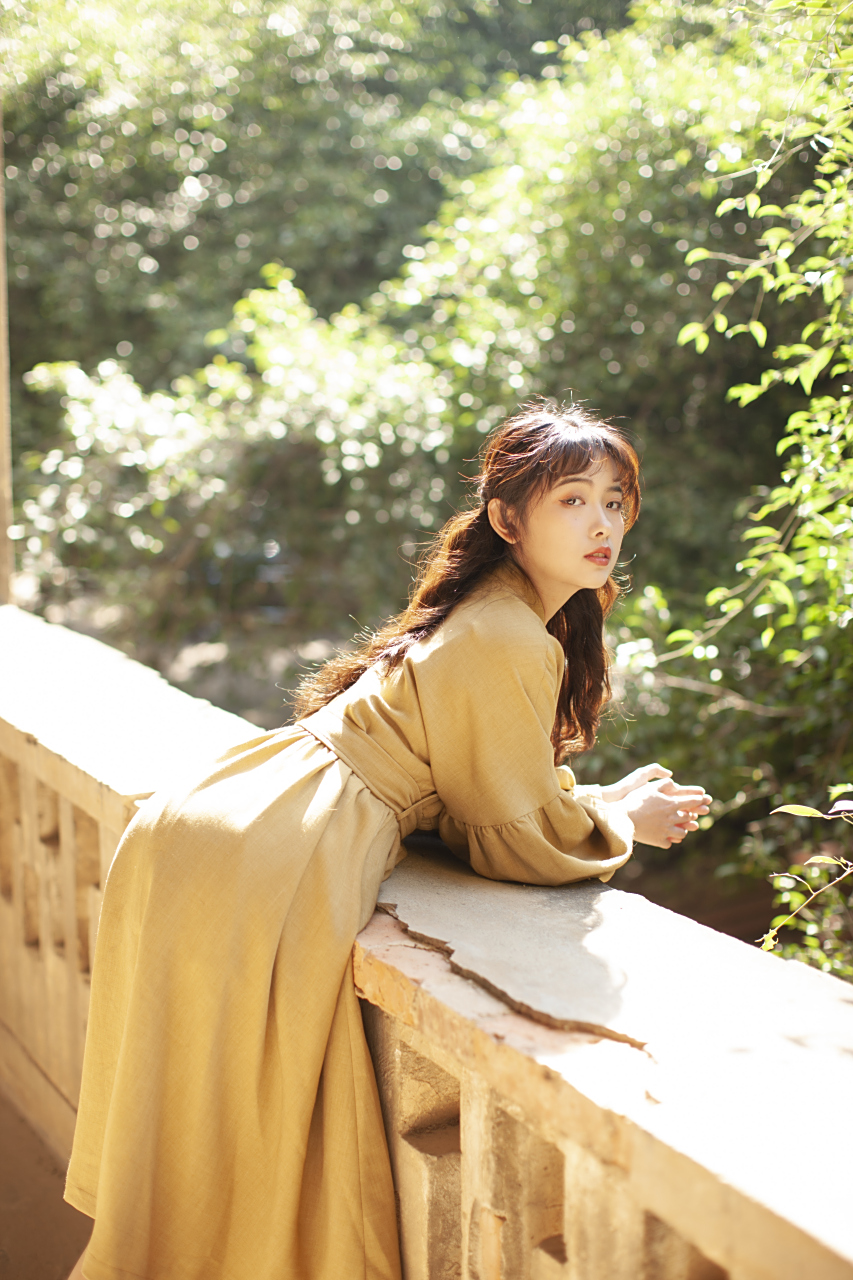 国内知名女网红,卡其色风衣彰显身材,高颜值气质型美女#美女# #养眼