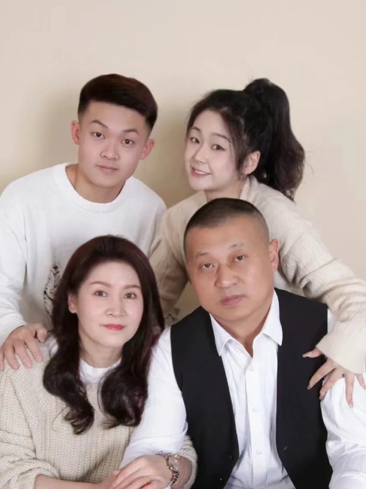 父慈子孝儿女双全好幸福的一家人 在一个小城市里