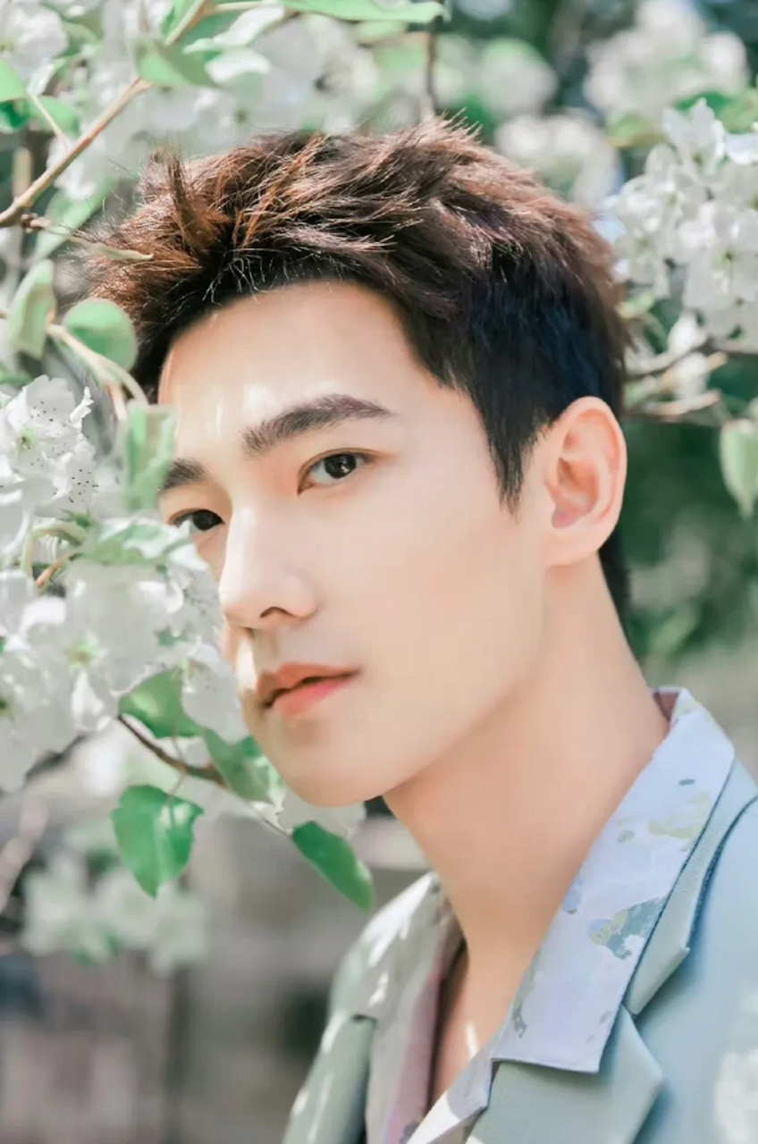 宋茜在节目中爆料,杨洋平时是不紧不慢的性格,努力拍戏搞事业在他身上