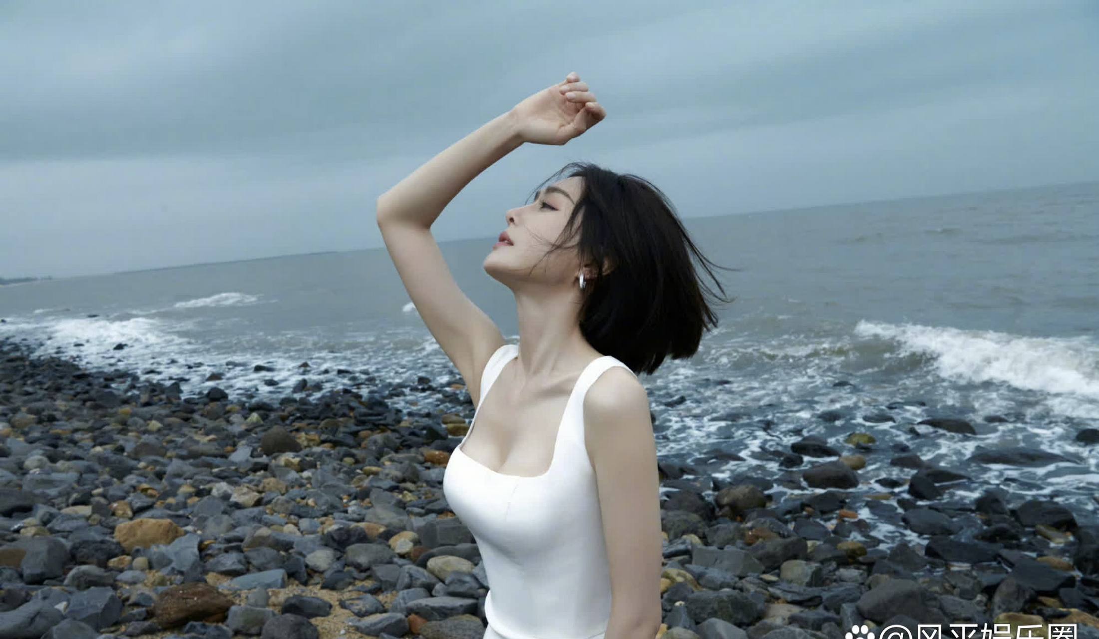 秦岚#青兰#沙滩照中性感又美丽,丰满圆润如玉,一点也不像四十岁的美人