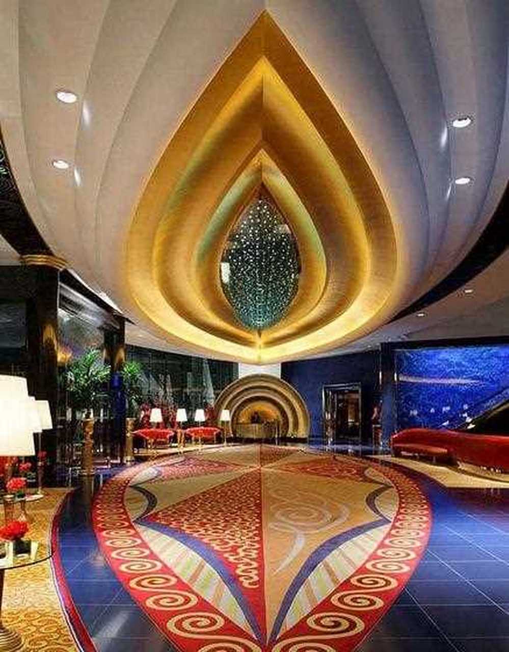 阿拉伯塔酒店因外形酷似船帆,又称迪拜帆船酒店,酒店建在离沙滩岸边