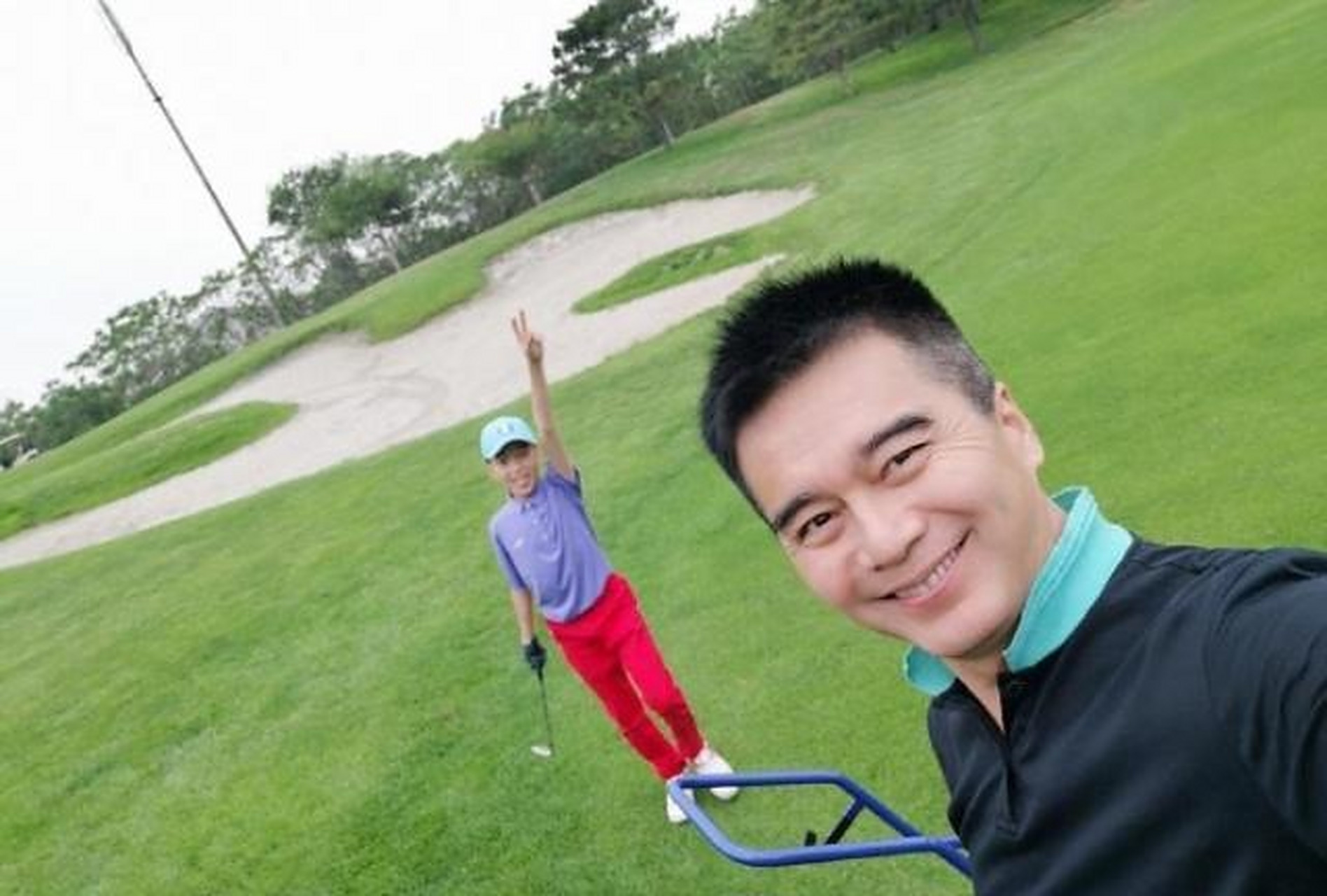 今年18岁的许何继承了父母的高颜值,外表清秀俊逸,五官之中尤其是鼻子