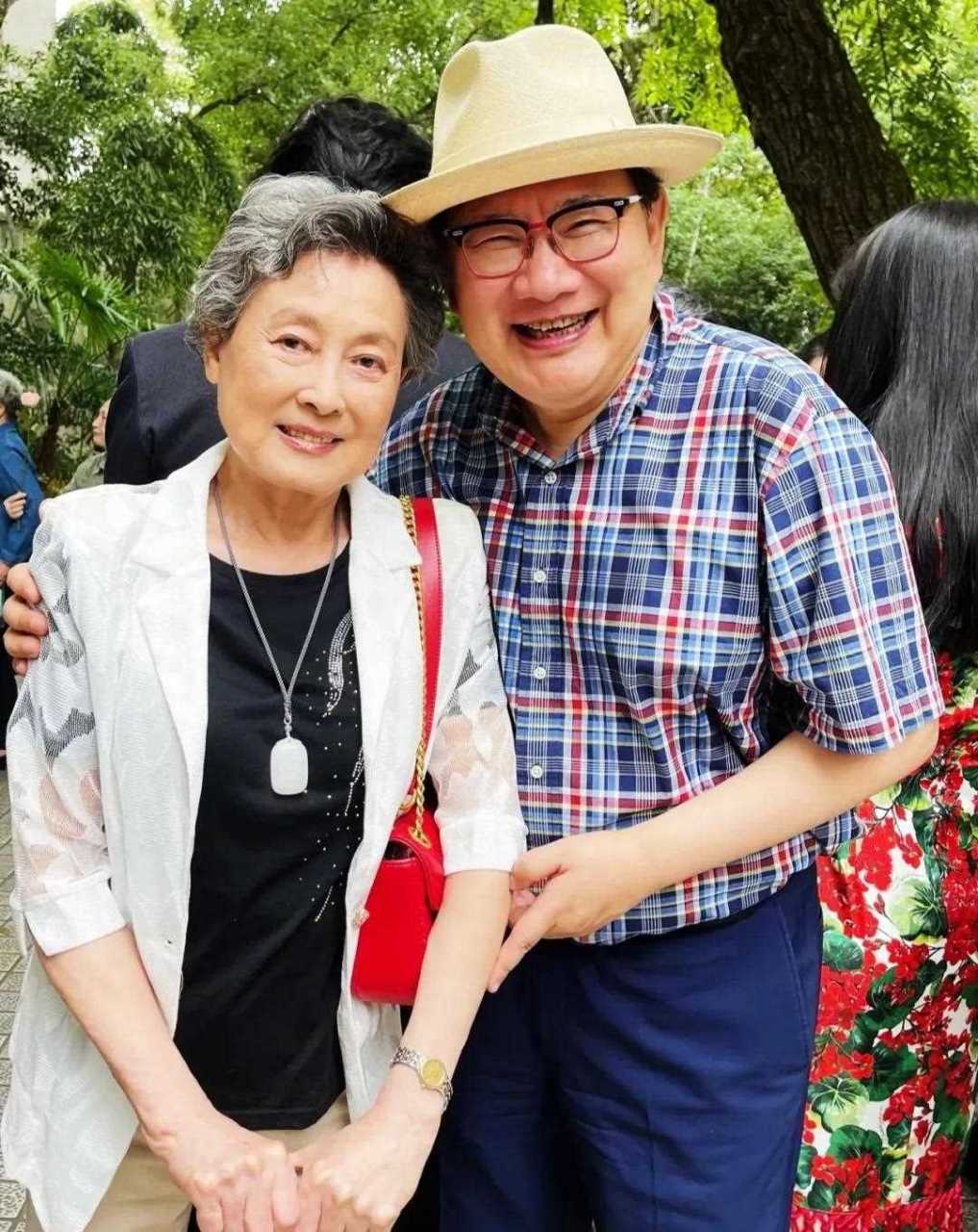 《金蔷薇》等很多影视剧,可以说在演艺界也是一位名副其实的老演员了