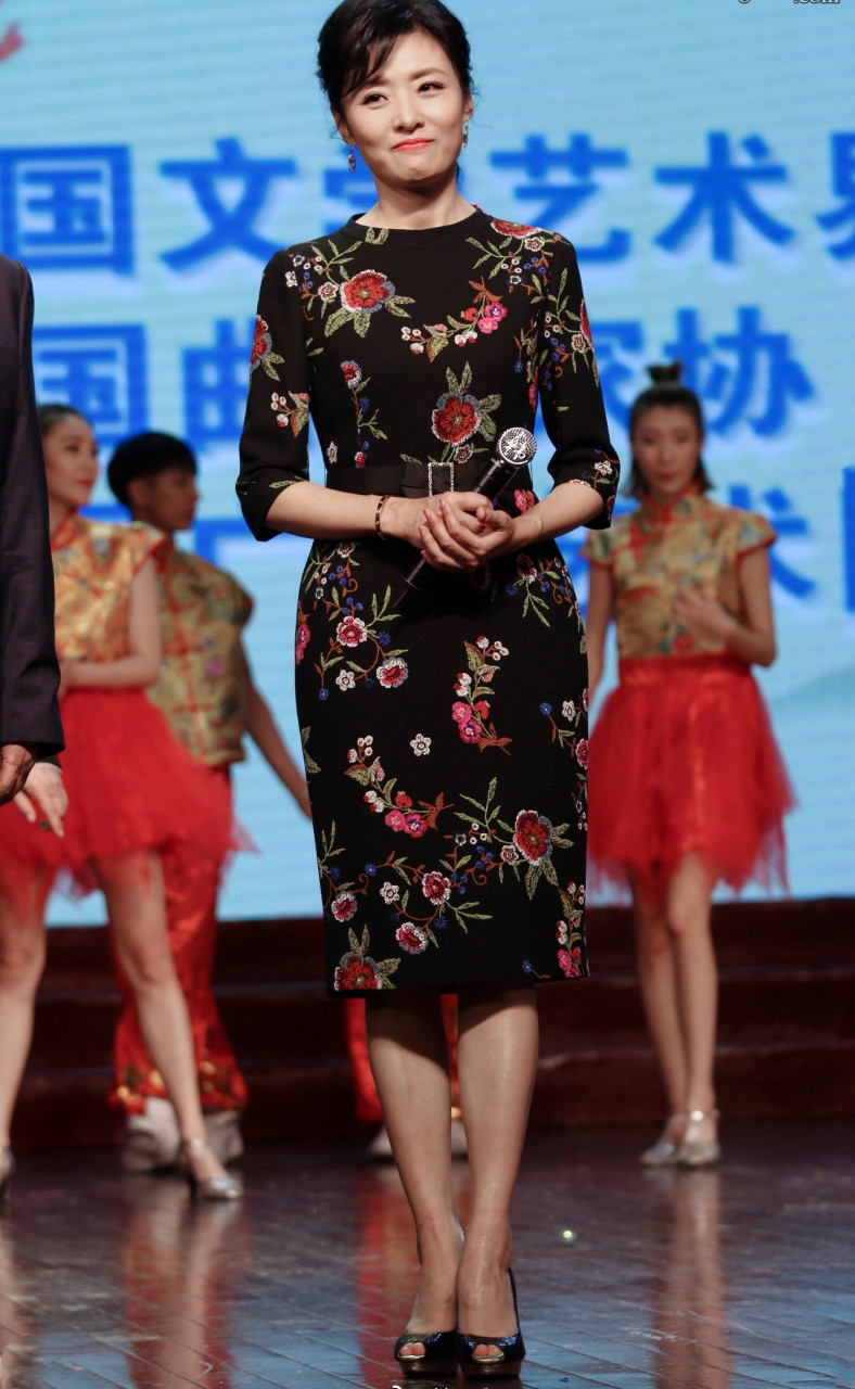 周涛  鱼嘴高跟尽显主持人风采[鲜花][鲜花]