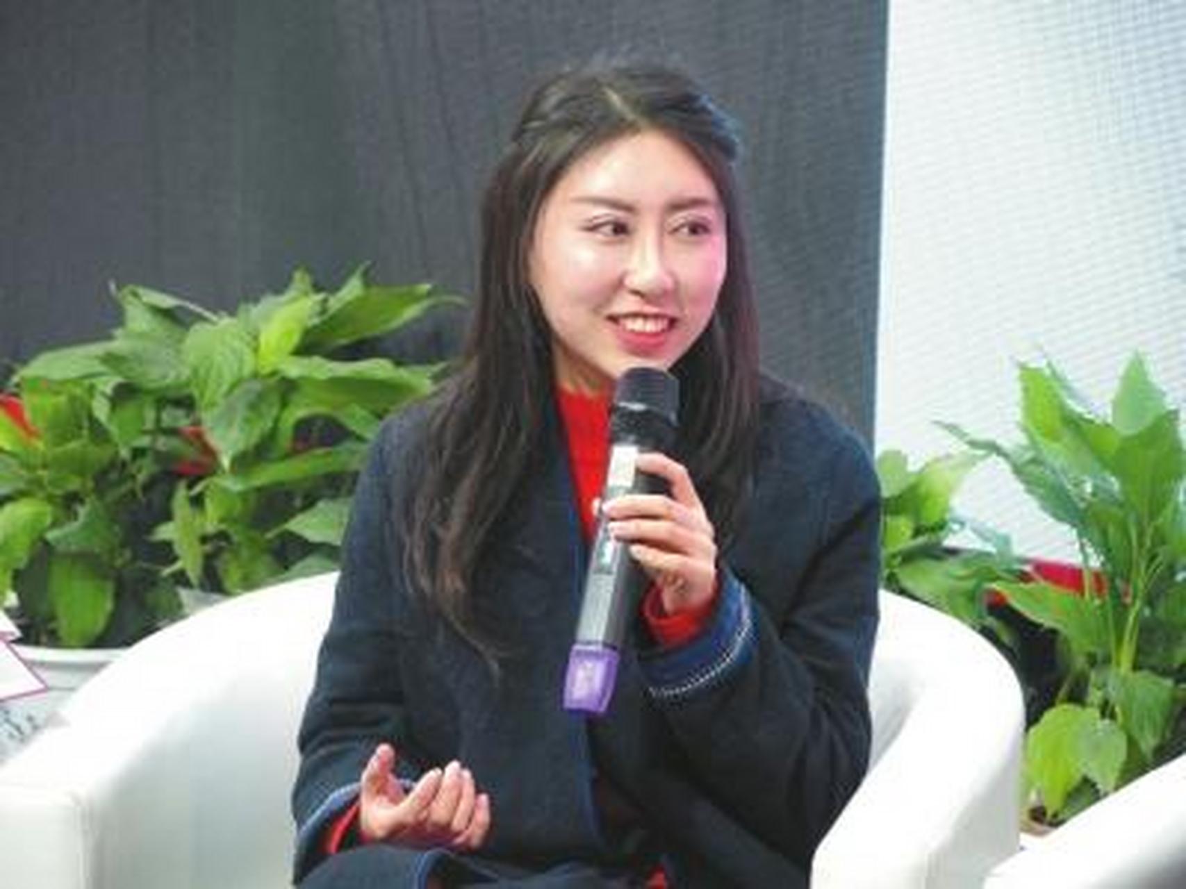 贾浅浅婚礼上,贾平凹如是说.  我二十七岁有了女儿,总盼着她长大.