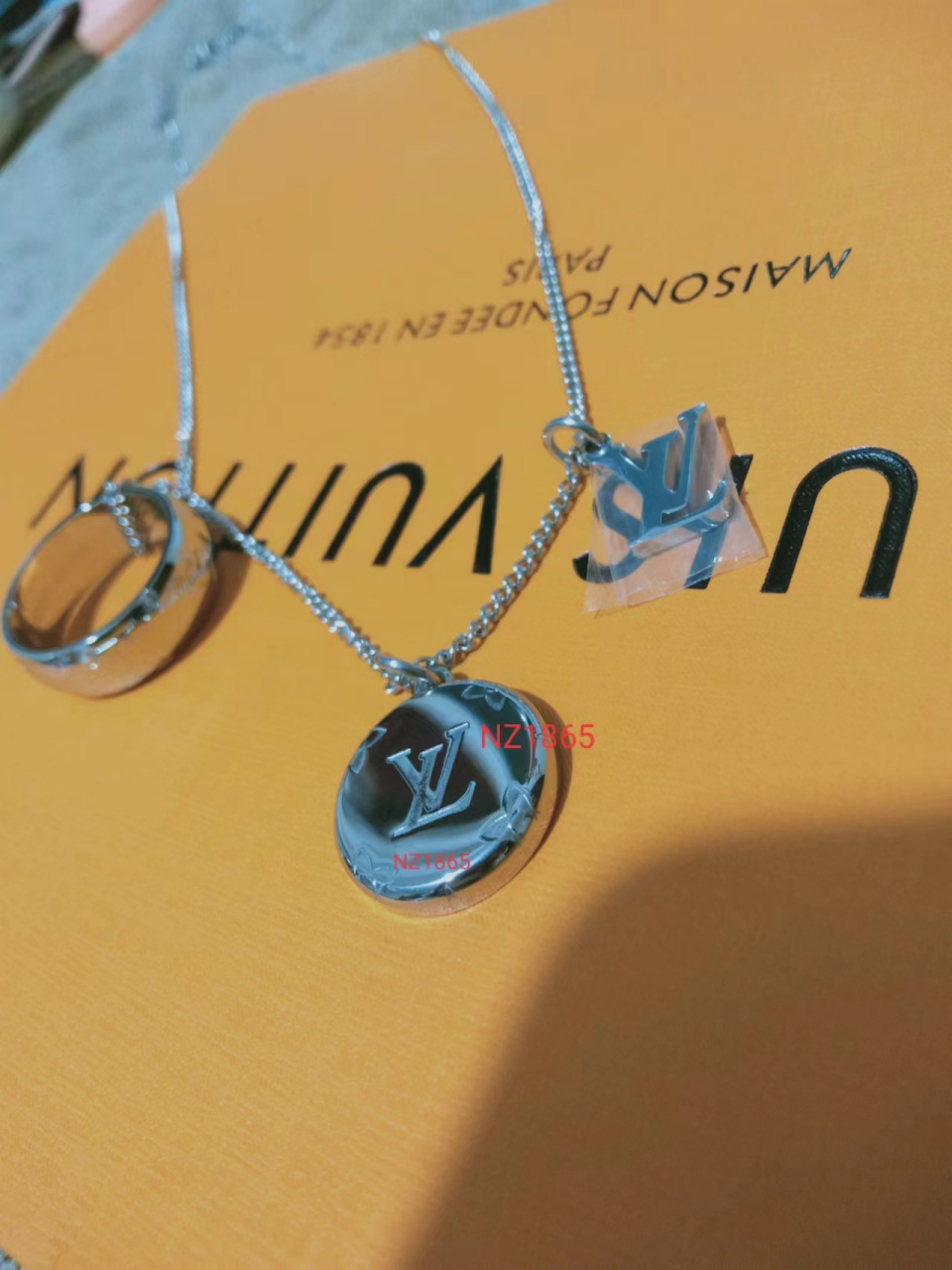 一款时尚百搭轻奢气质lv三合一戒指项链银色毛衣链,让你与众不同