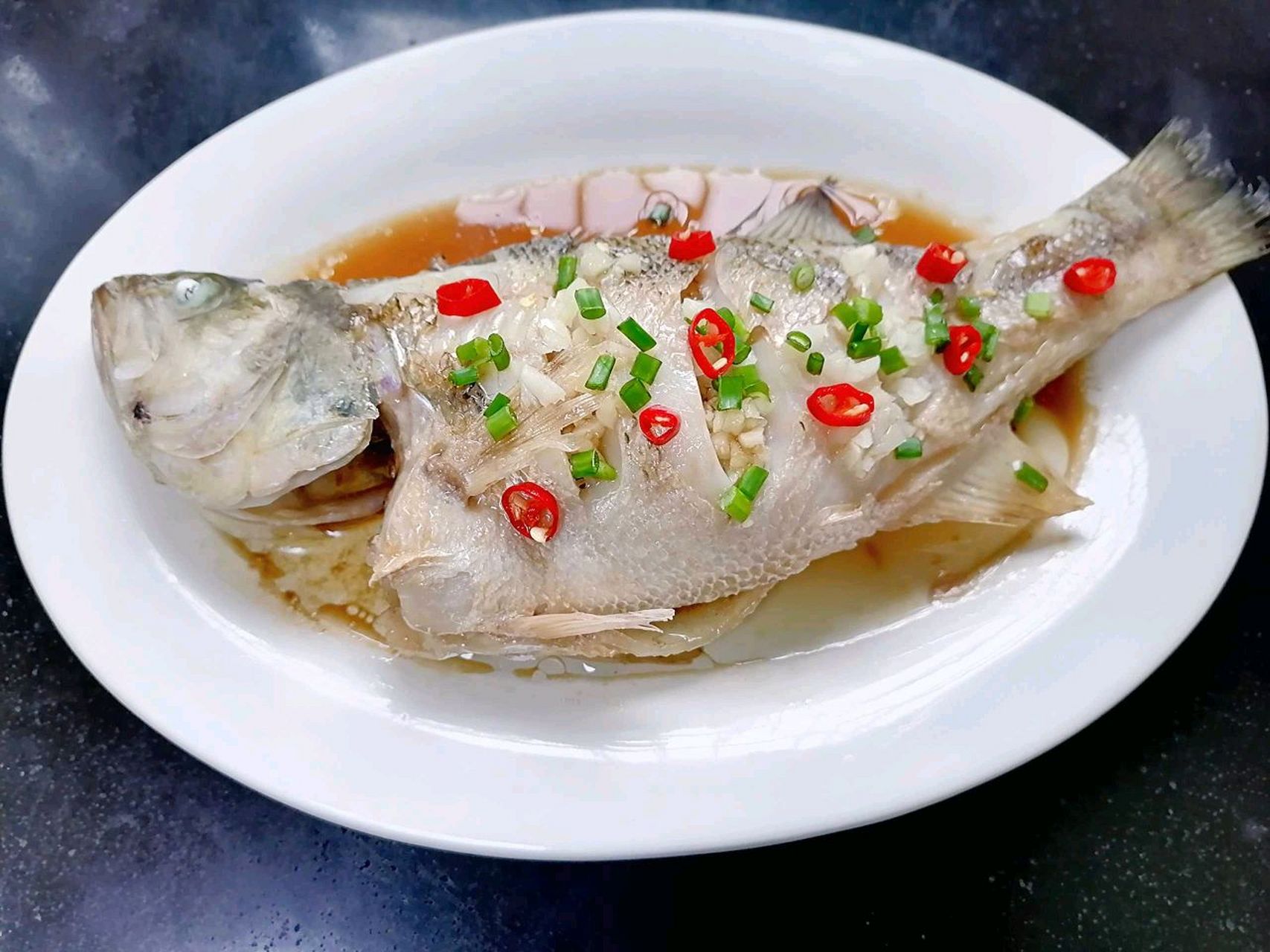 葱油鲈鱼 鲈鱼肉质洁白肥嫩,细刺少,无腥味,味极鲜美,富含丰富的蛋白