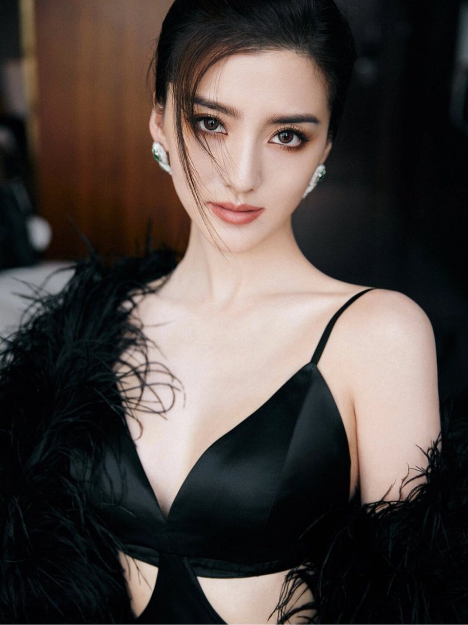 给吴千语画的北京国际电影节的妆容～  这次设计的礼服非常性感,因此