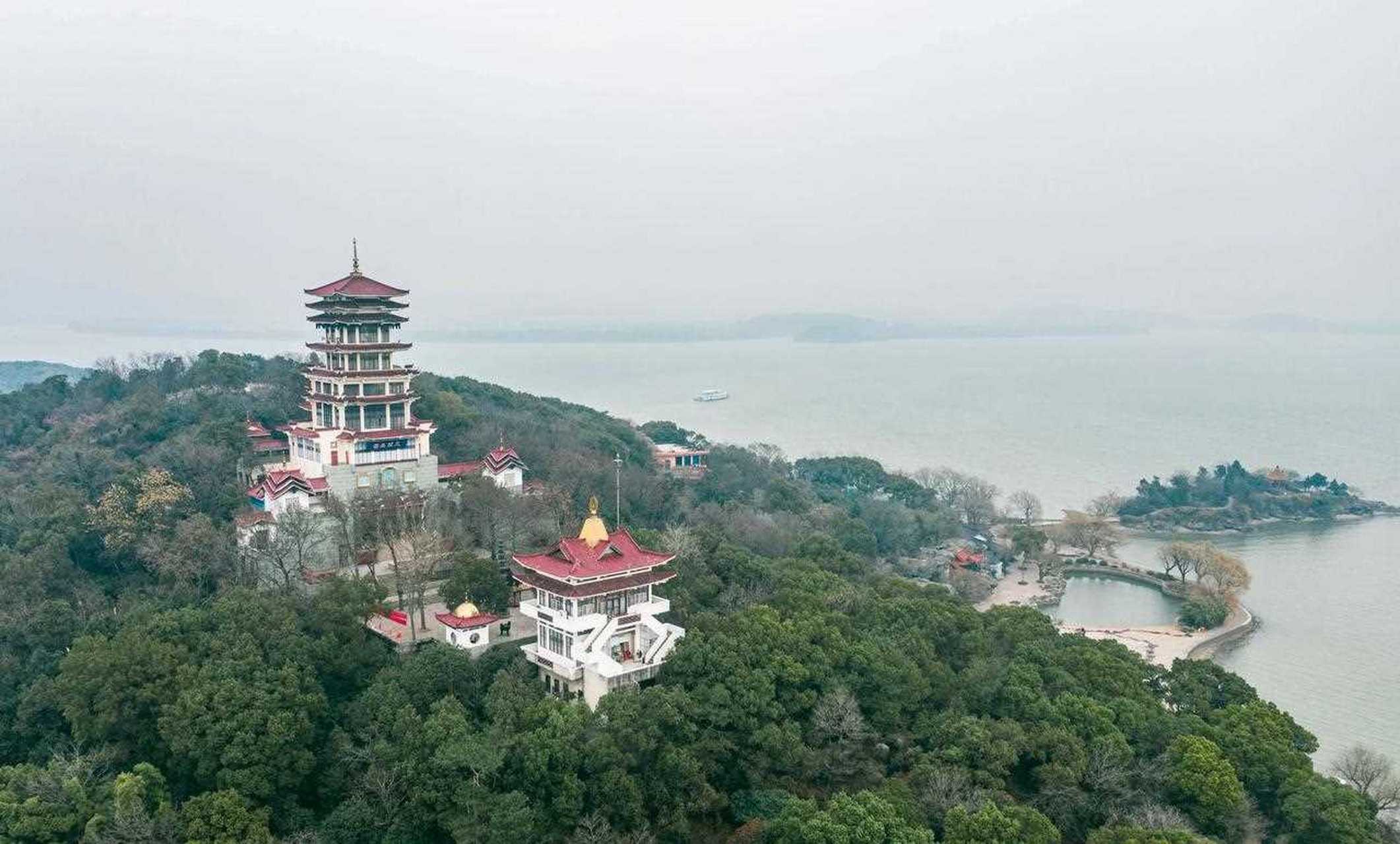 航拍太湖三仙岛,据说这个红色的高塔里有全国最大的玉皇大帝塑像?